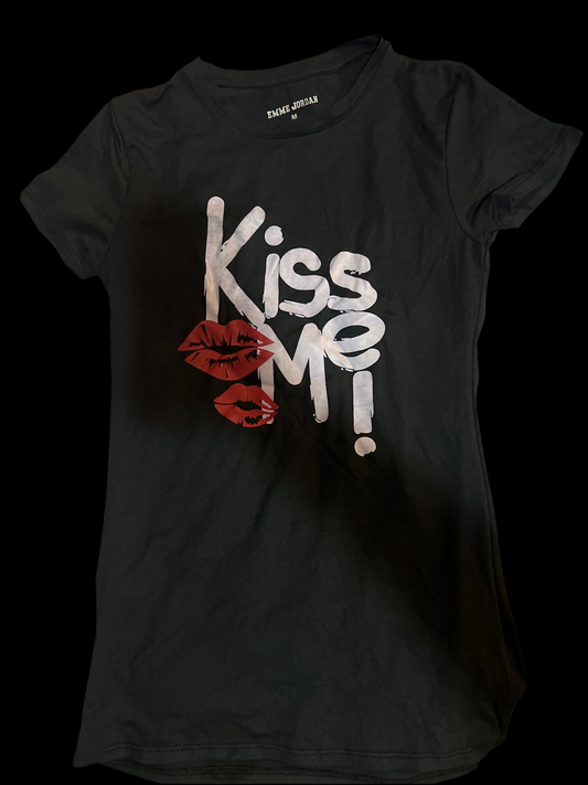 Kiss π Me tee